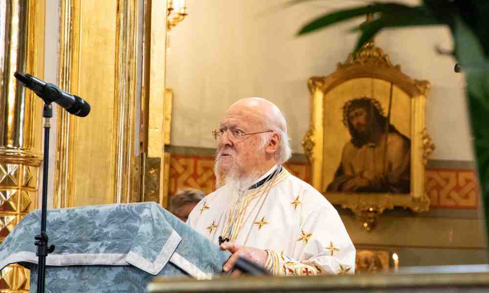 Patriarkka Bartolomeos saarnaa Uspenskin katedraalissa syyskuussa 2023