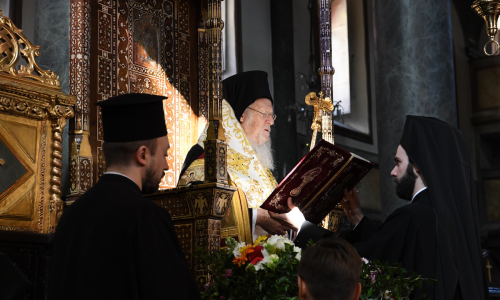 Patriarkka Bartolomeos saarnaa kirkossa