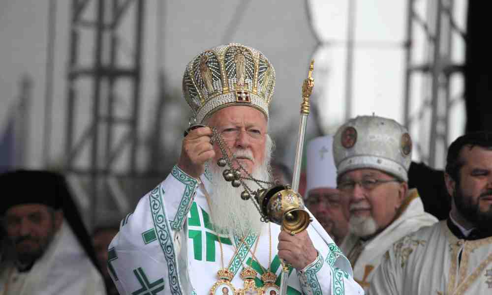 Patriarkka Bartolomeos suitsuttaa