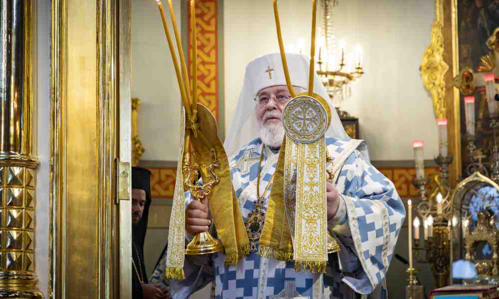 Arkkipiispa Leo siunaa kirkkokansaa Uspenskin katedraalissa syyskuussa 2023