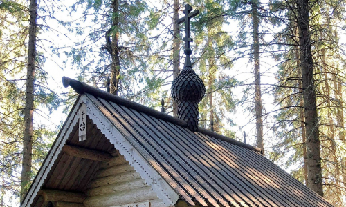 Pyhittäjä Serafim Sarovilaisen tsasouna alkuperäisellä paikallaan Tuusniemellä sekä hänen ikoninsa pyhäkön praasniekan aikaan