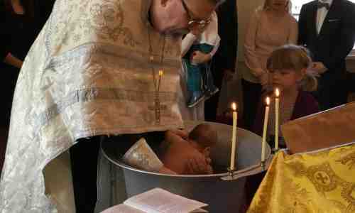 Ortodoksinen pappi kastaa vauvan