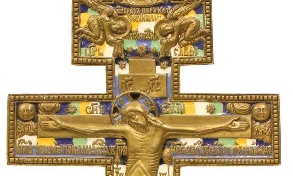 Koristeellinen metallinen ortodoksiristi, jossa Vapahtaja on ristiinnaulittuna