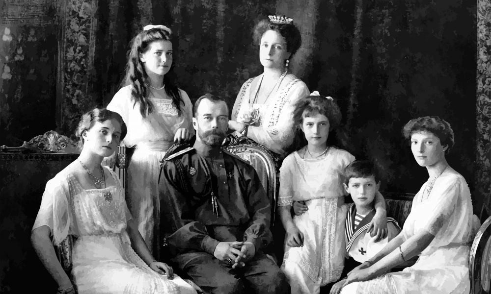Venäjän viimeinen tsaari Nikolai II, keisarinna Alexandra ja lapset perhekuvassa