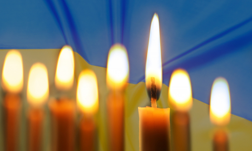 Ukrainan lippu ja palavat tuohukset