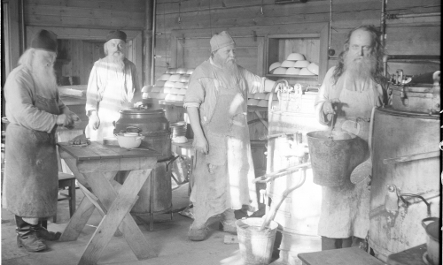 	Valamon munkkeja ruuanlaittopuuhissa Uudessa Valamossa