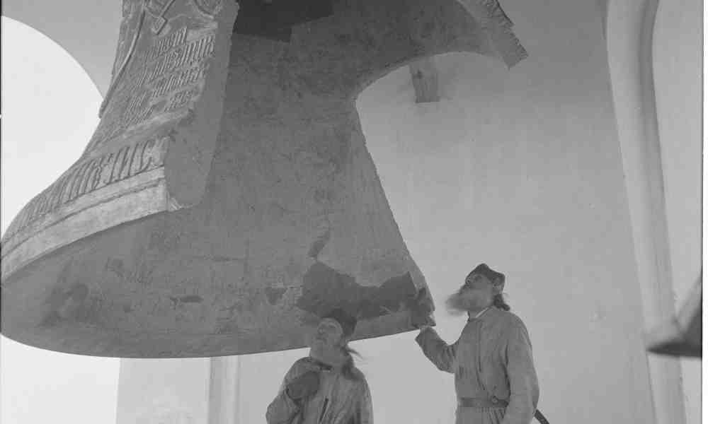 Vanhan Valamon pyhän Andreaksen suuri kello särkyneenä ja sitä tutkivat munkit Non ja Irakli 1942