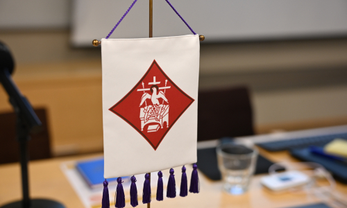 kirkolliskokous-1-taysistunto vaakuna pöydällä