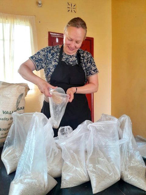 Minna-Rasku-pussittamassa-riisiä-Kenian-työmatkalla