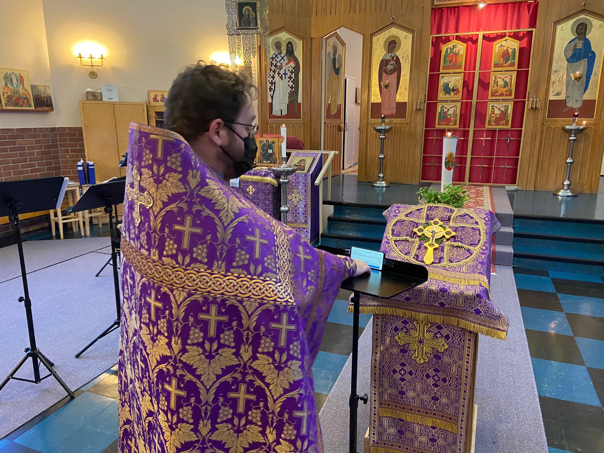 Pappi_Simo_Haavisto_kirkossa