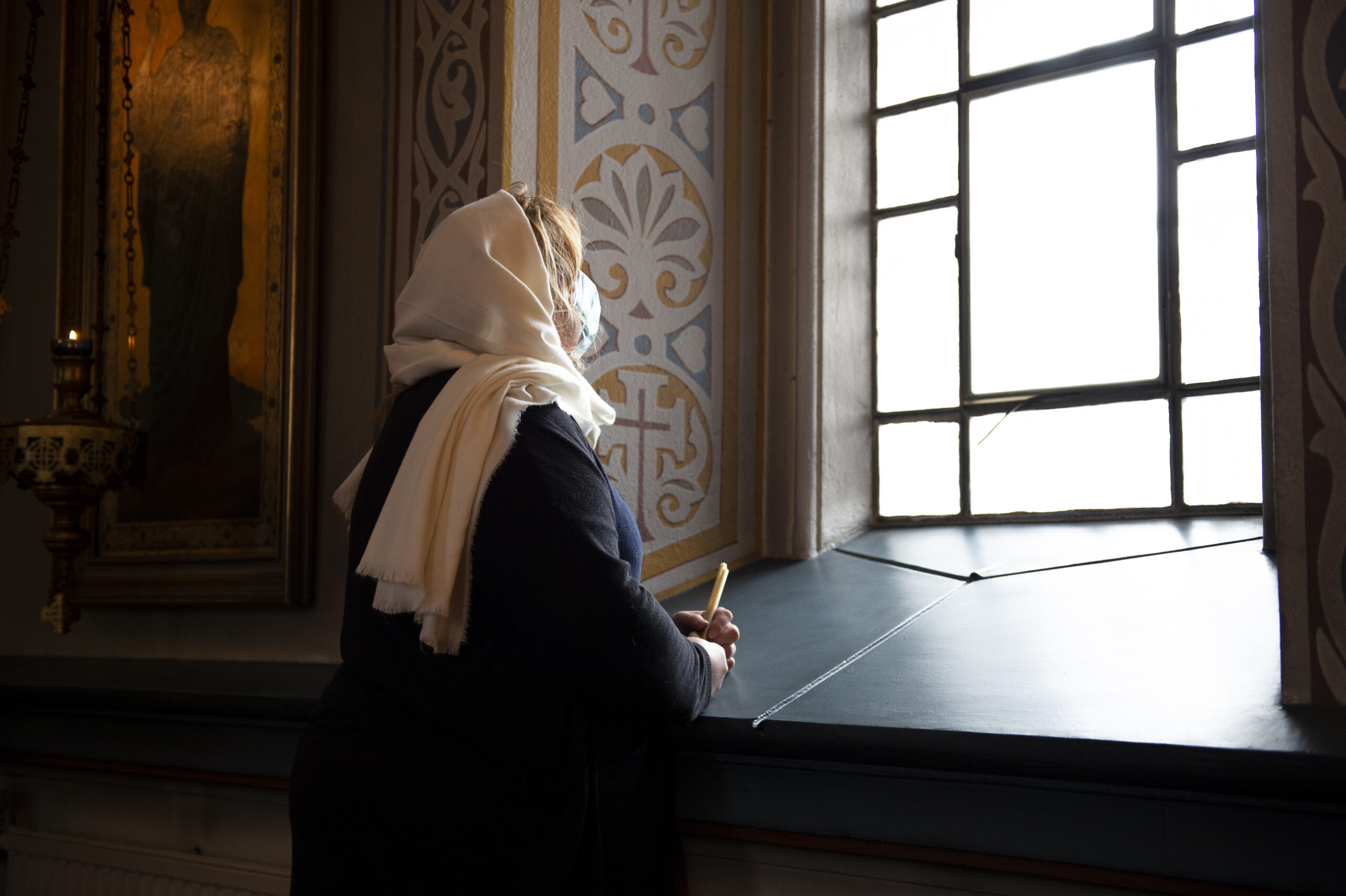 Nainen_kirkossa_ikkunan_edessa