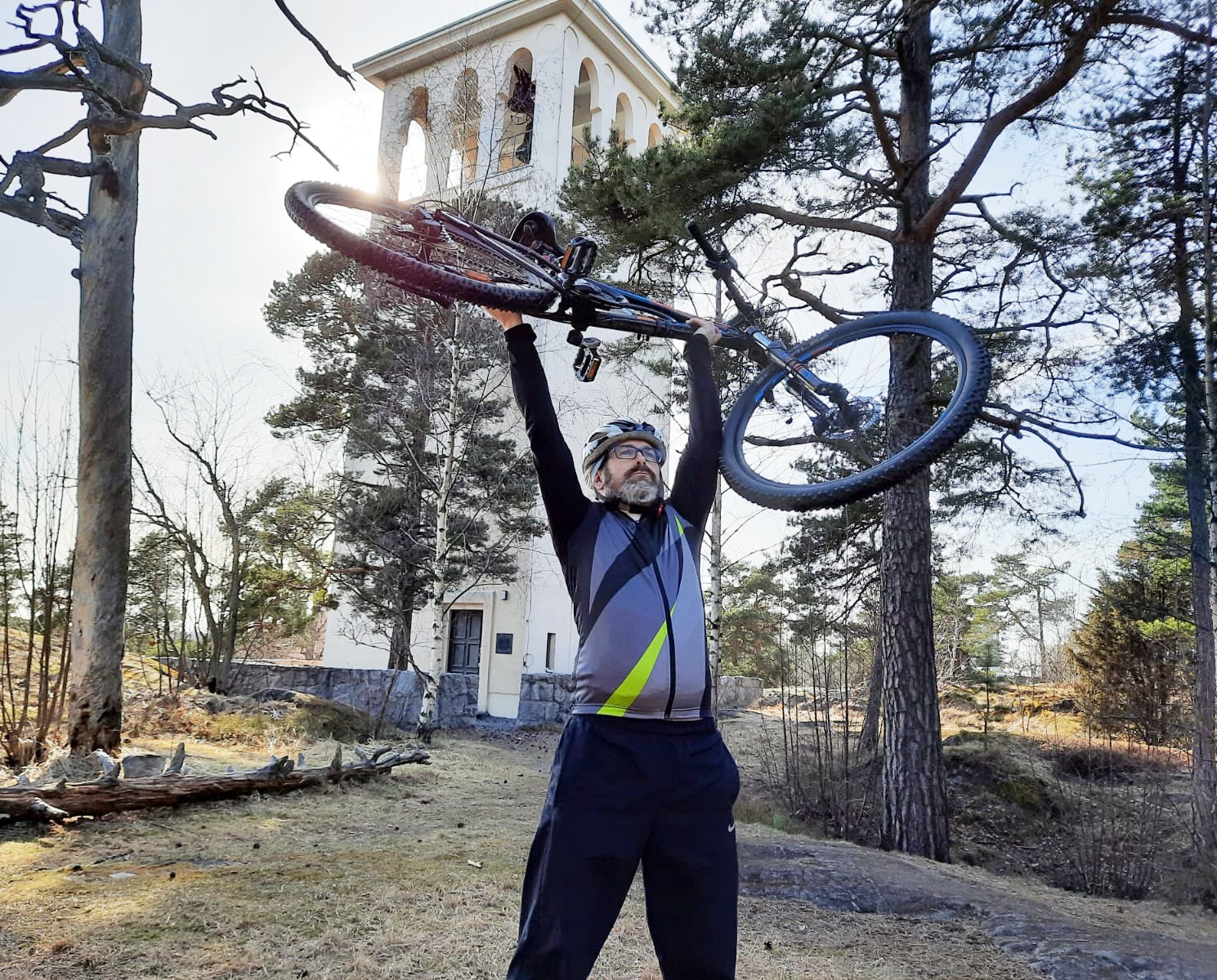 Mies_pitelee_polkupyörää pään päällä