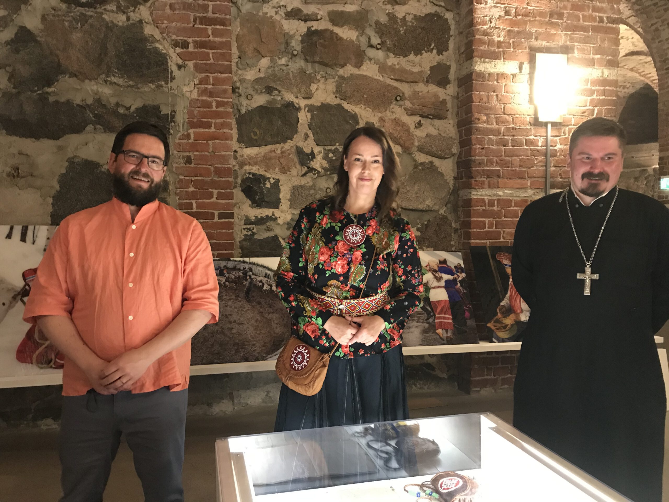 Neulottujen lapasten rannekappaleista voi lukea, minkä suvun edustajalle vaate kuuluu.