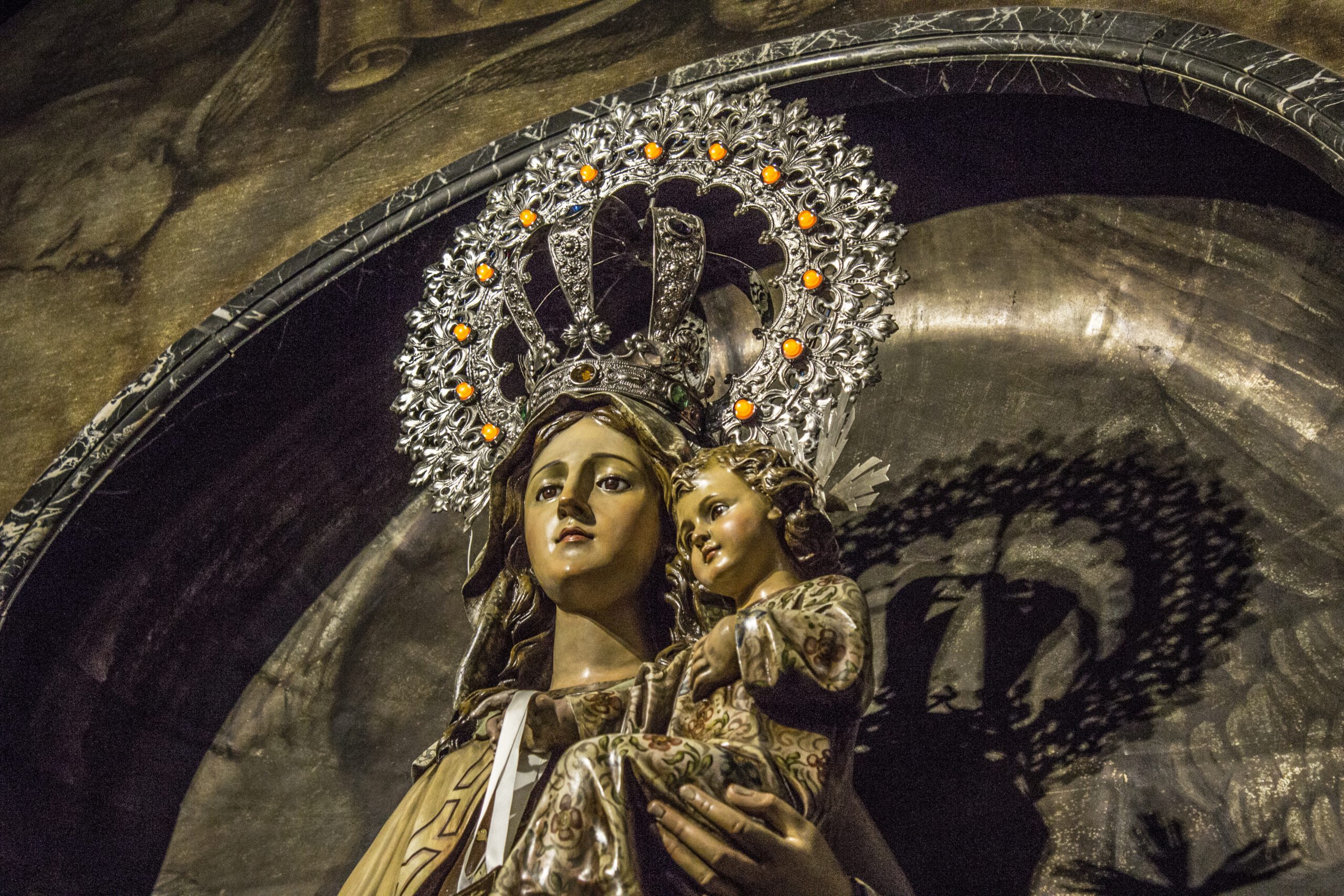 Jumalanäidin_patsas_tähtien_ympäröimänä