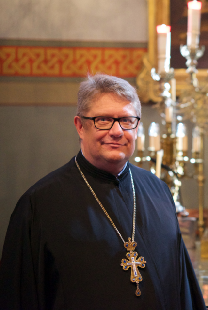 Kirkkoherra_Markku_Salminen_kuvattuna_ortodoksikirkossa