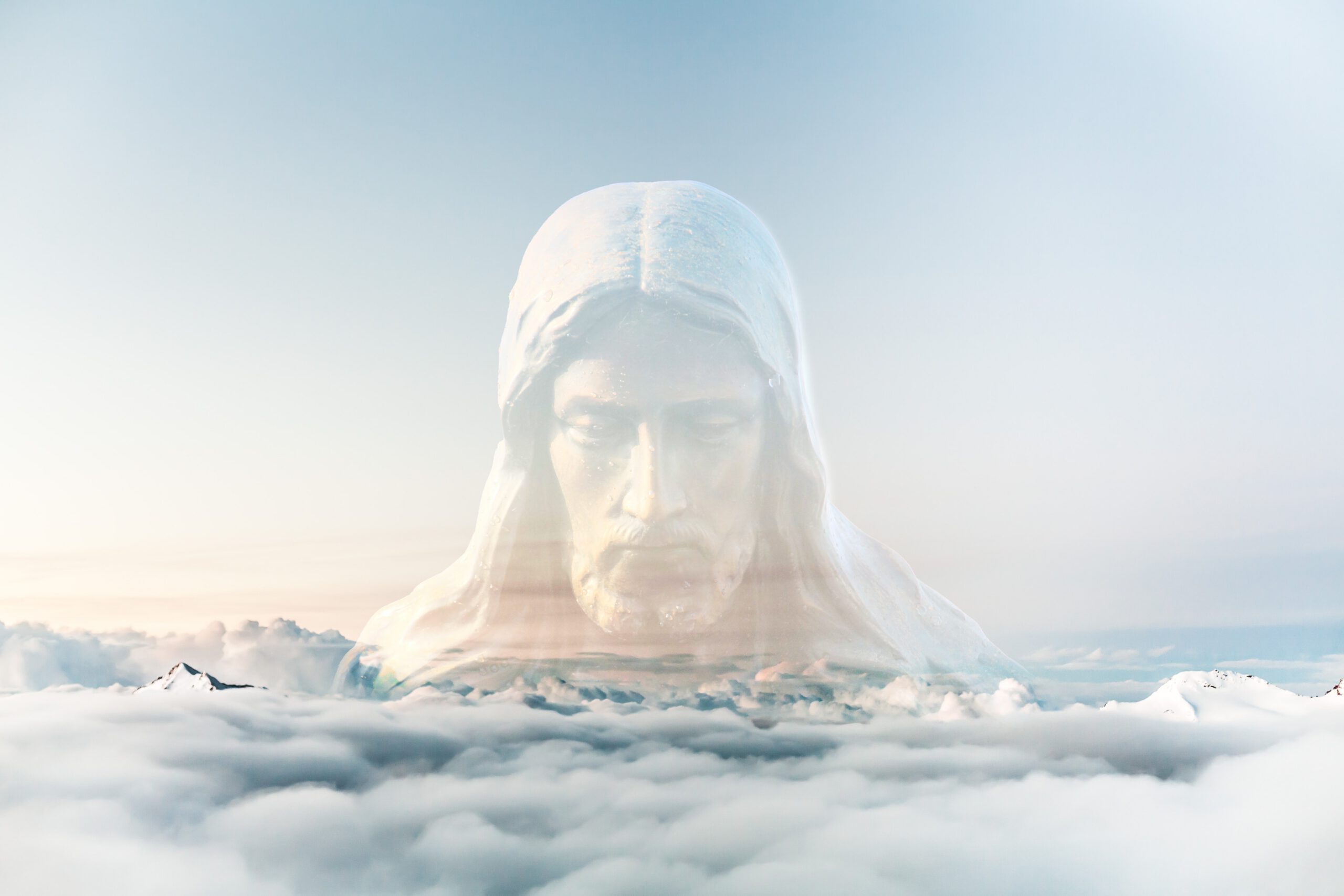 Kristuksen_patsaan_hahmo_pilvien_yläpuolella