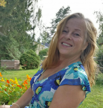 Riitta Kunnas kes&auml;ll&auml; ulkona Tampereella