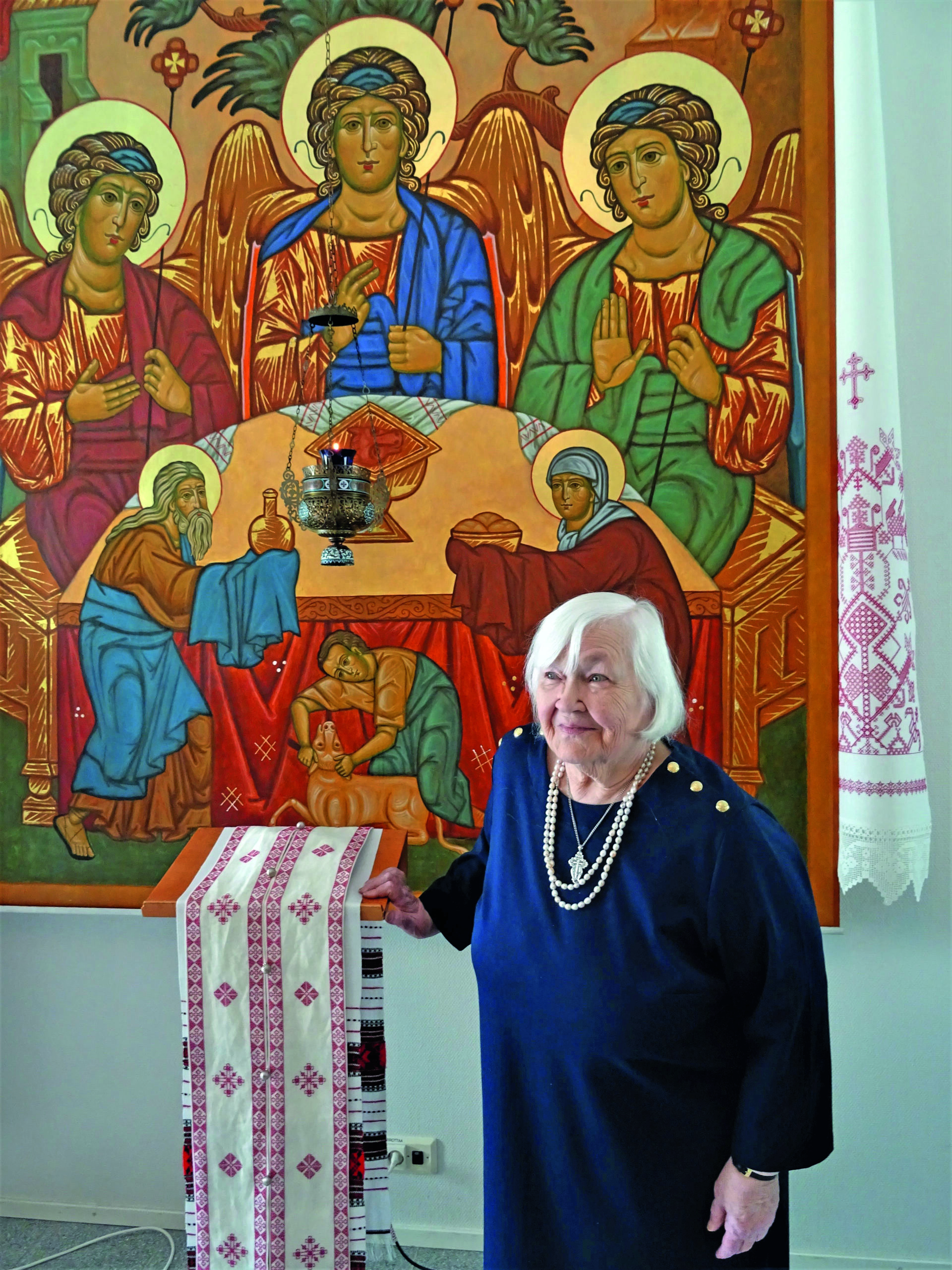 Jyväskylän seurakunnan juhlasalin Pyhä Kolminaisuus -ikoni sai uuden pyhäisen pyyhkeen