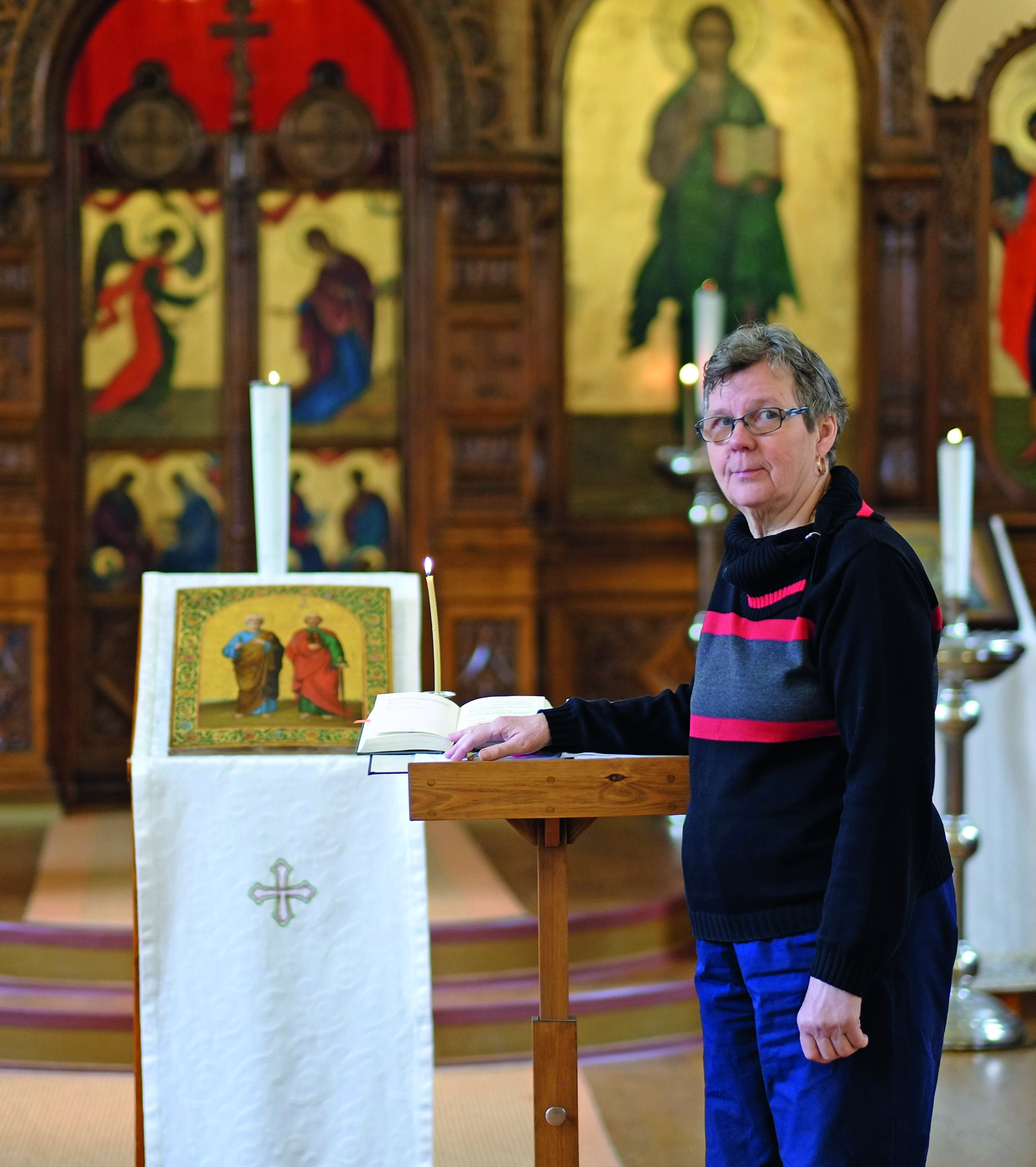 Anna-Liisa Koslonen kuvattuna ikonin ääressä ortodoksikirkossa