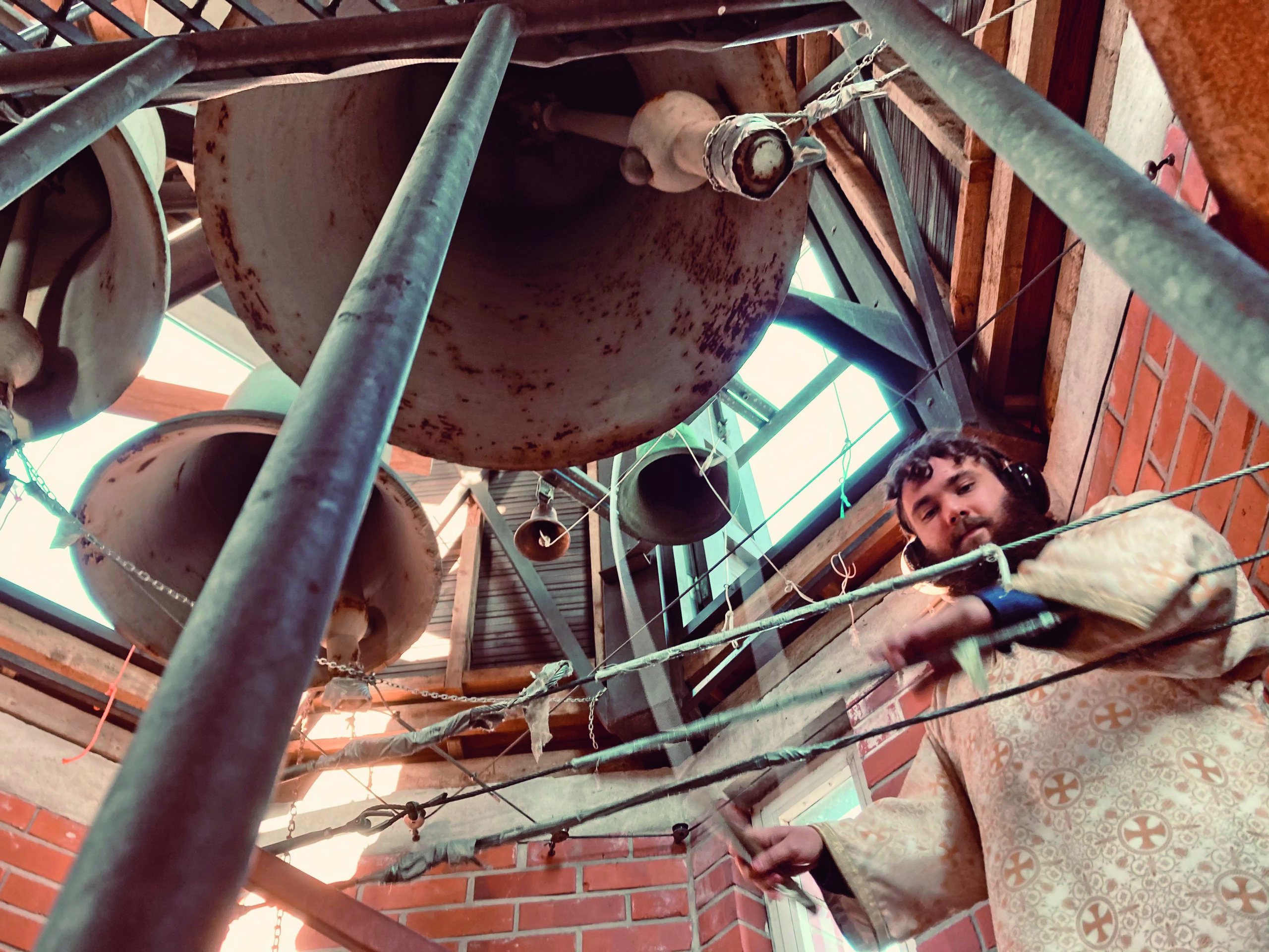 Kirkon kasvot: Eetu Karjalainen soittaa kirkonkelloja – ja toimii tarvittaessa vaikka koronaportsarina