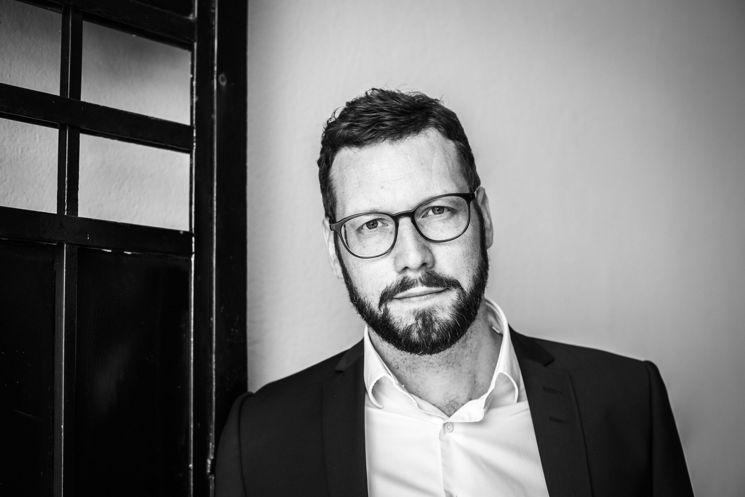 Joel Haahtela mustavalkokuvassa