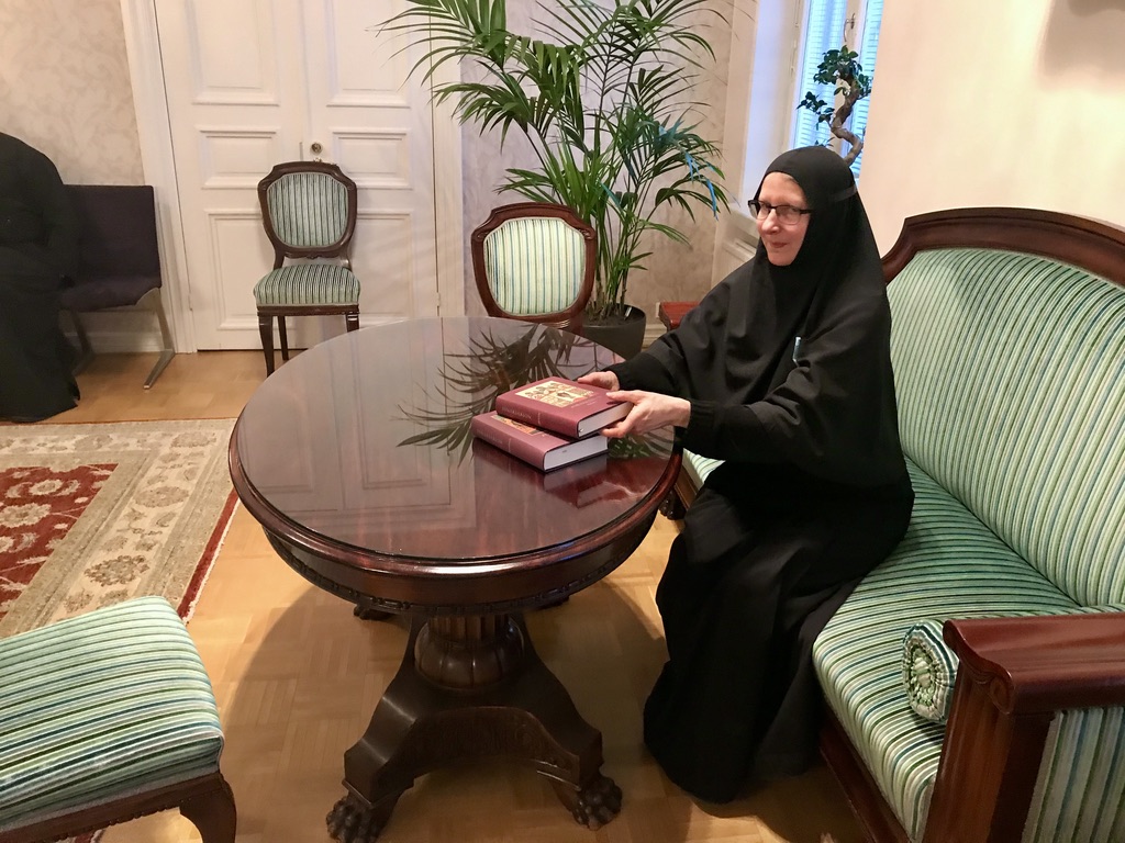 Lintulan nunna Ksenia esittelee valmistunutta Synaksarionia Liisankadun huoneistossa Helsingissä