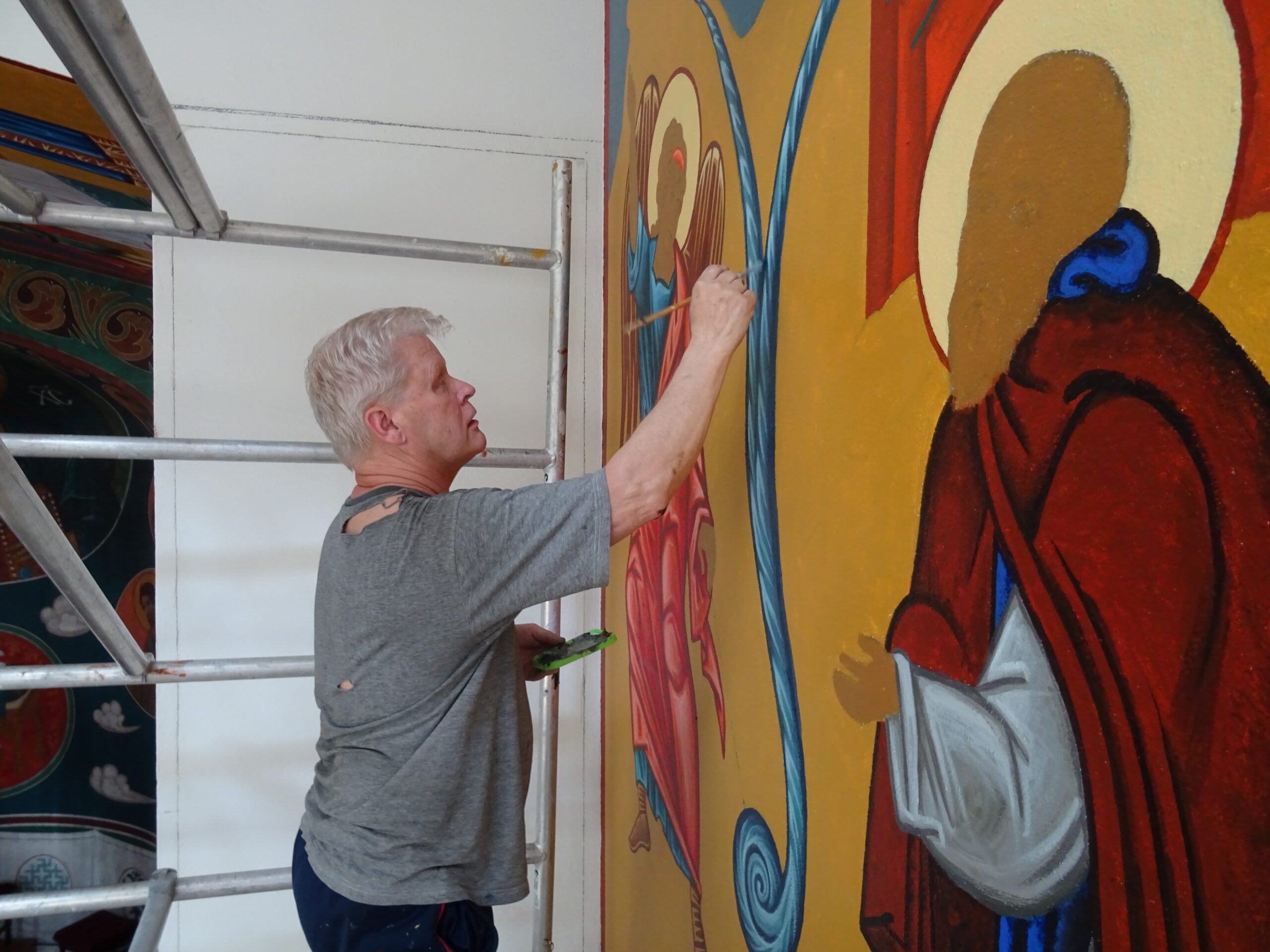Jaakob painii ja ylienkeli Mikael tekee ihmeensä uusissa seinämaalauksissa