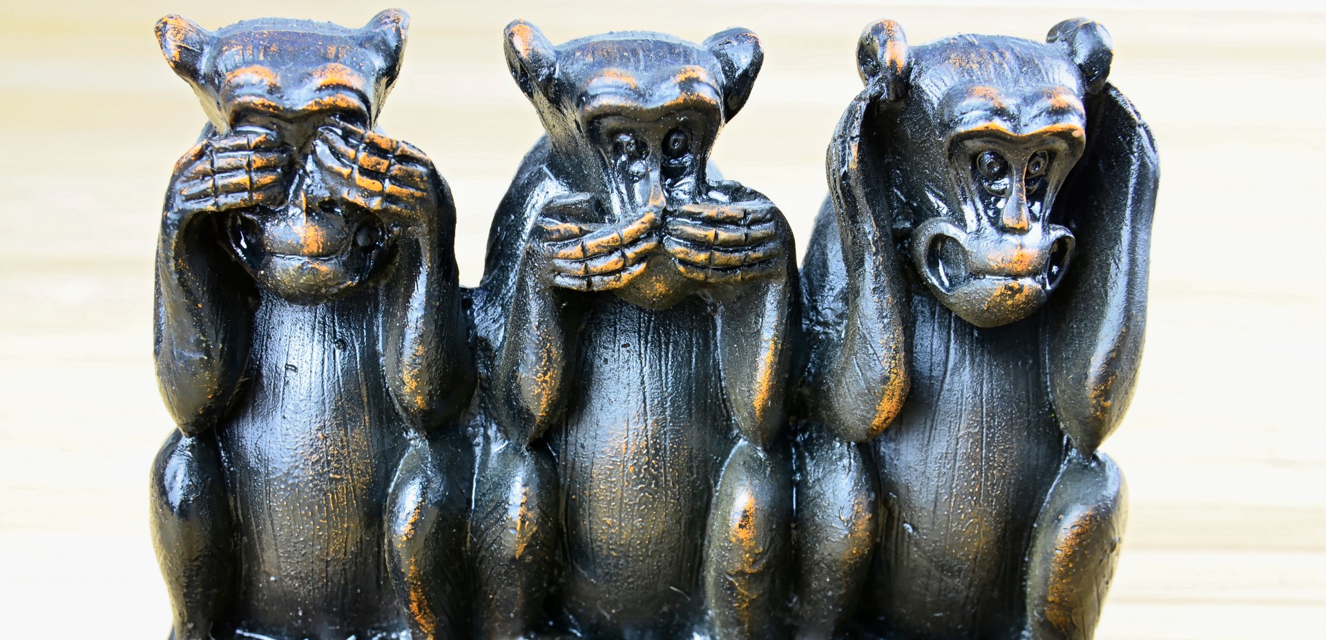 Hiljaisuus kolme viisasta apinaa patsas