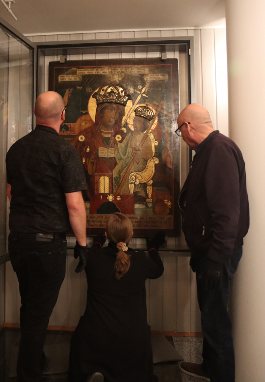 Ikoni sijoitettiin kirkossa sitä varten rakennettuun vitriiniin. Pyhää kuvaa asentavat paikoilleen Rouvinen, Hoffren ja intendentti Katariina Husso.