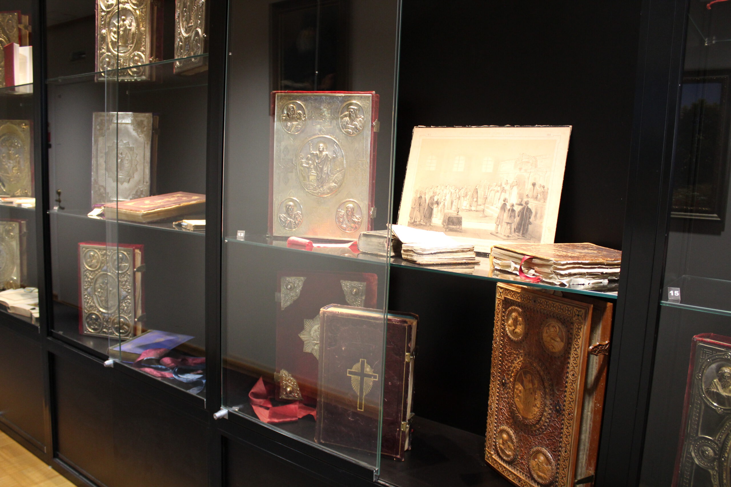 Haluaisitko nähdä evankeliumikirjoja, joita kukaan ei ole lehteillyt vuosisatoihin? Valamon kirjastossa se onnistuu