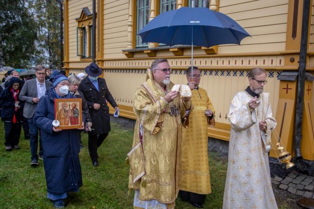 Oulun metropoliitta Elia vihki Pyhien apostolien Pietarin ja Paavalin kirkon uudelleen k&auml;ytt&ouml;&ouml;n mittavan maalausremontin j&auml;lkeen. Kirkkokansaa ristisaatossa Torniossa