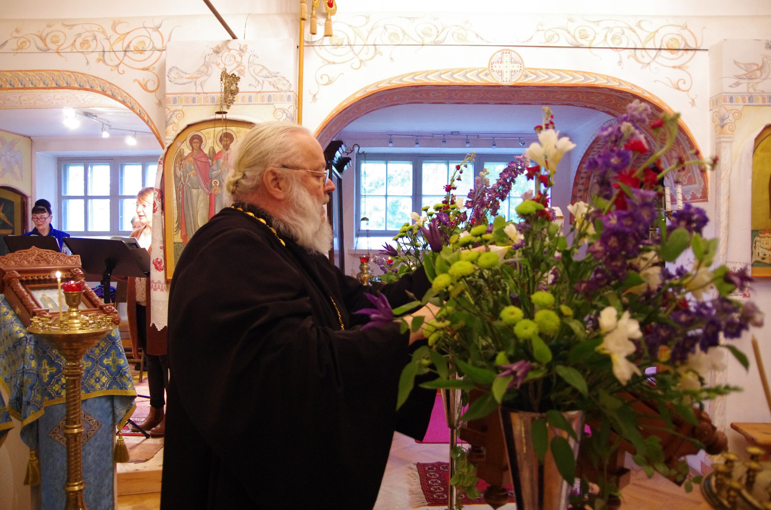 Pokrovan veljestön rakentajapappismunkki isä Hariton juhlavigiliassa kirkon 20-vuotisjuhlassa