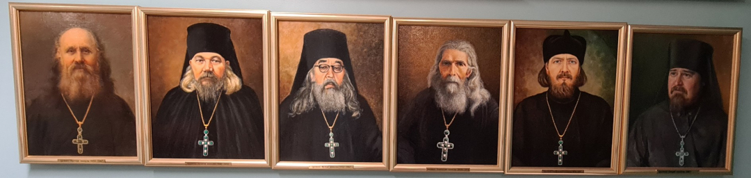 Valamon igumeneja muotokuvissa kaulassaan Valamon johtajan smaragdiristi