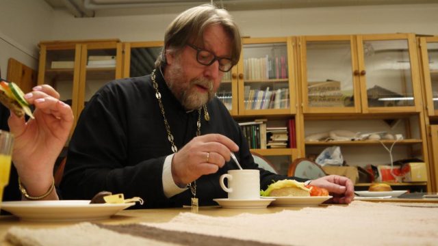 Is&auml; Timo M&auml;kirinta Jyv&auml;skyl&auml;n ortodoksisesta seurakunnasta kirkkokahveilla
