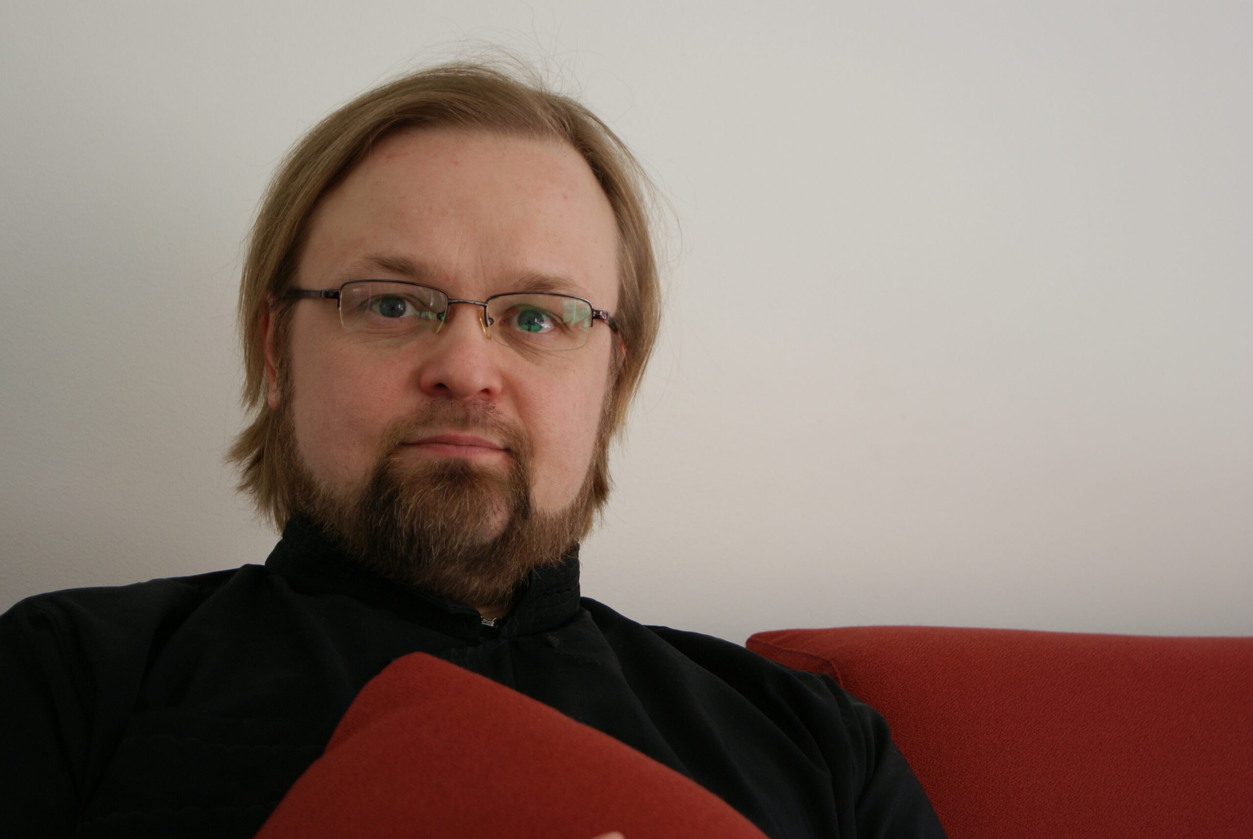 Pappismunkki Serafim Seppälä lukee kirjaa