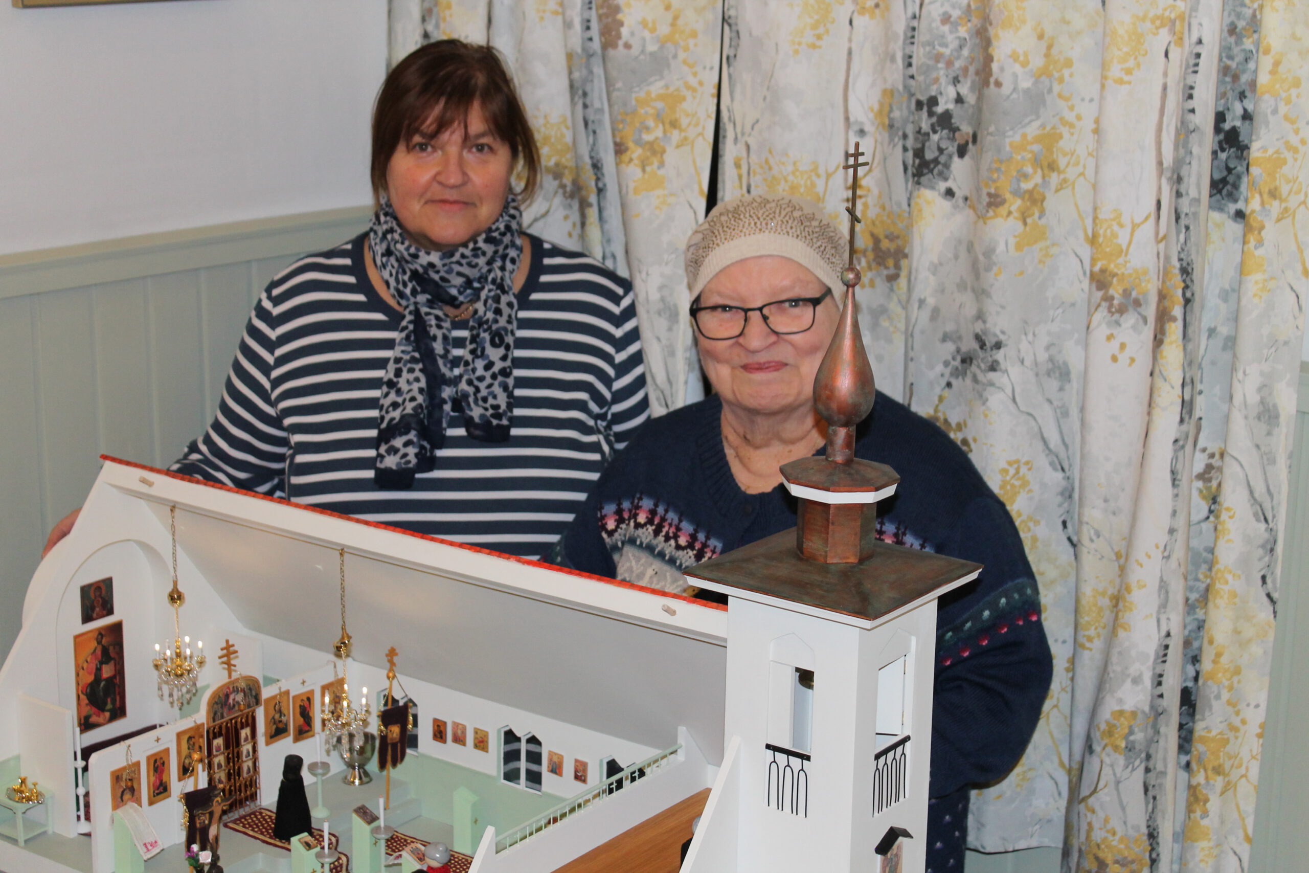 Maija Hakala ja Kaija Reiman nukkekotikirkkoa esittelemässä