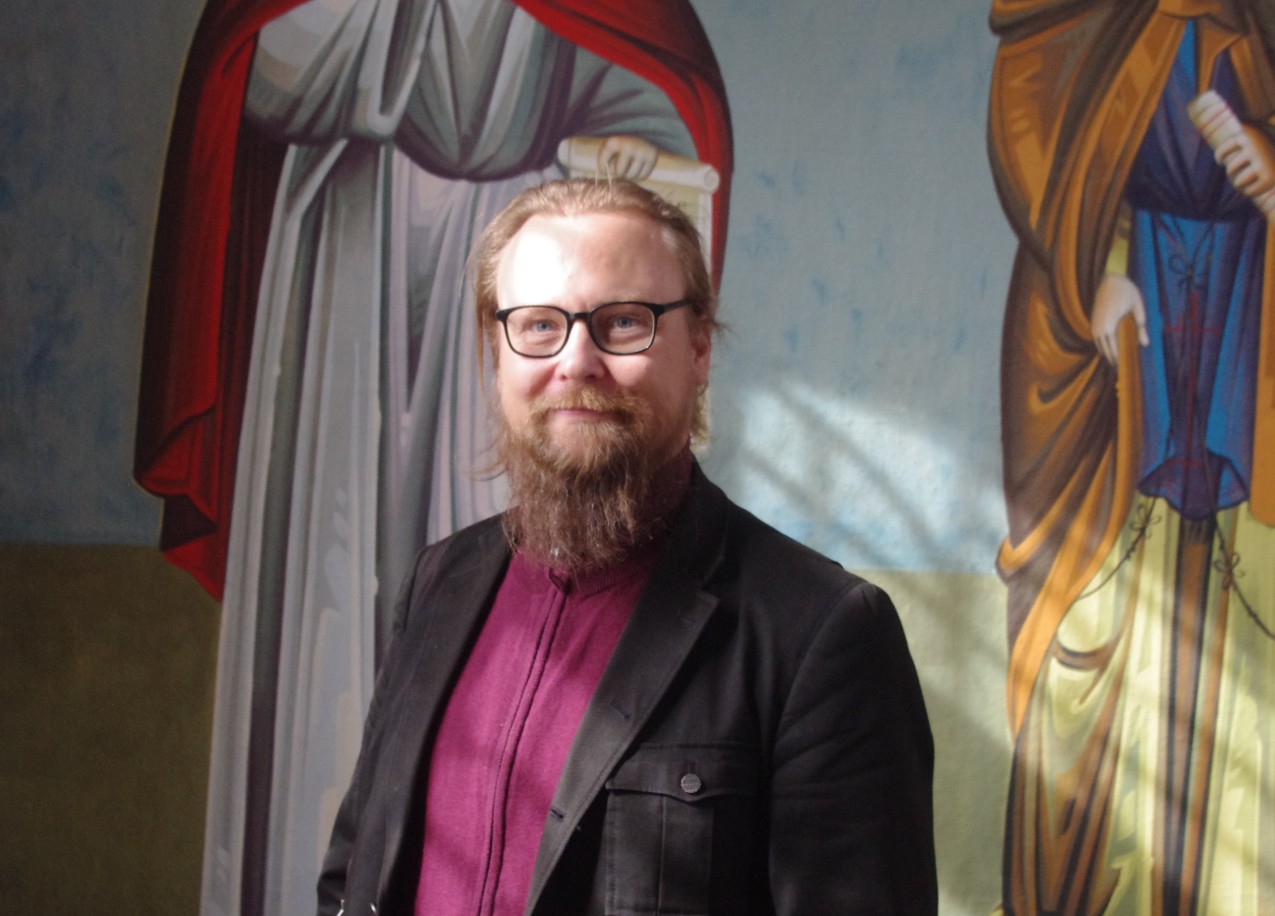 Ortodoksisen teologia opiskelija Tommi Paju kirkossa