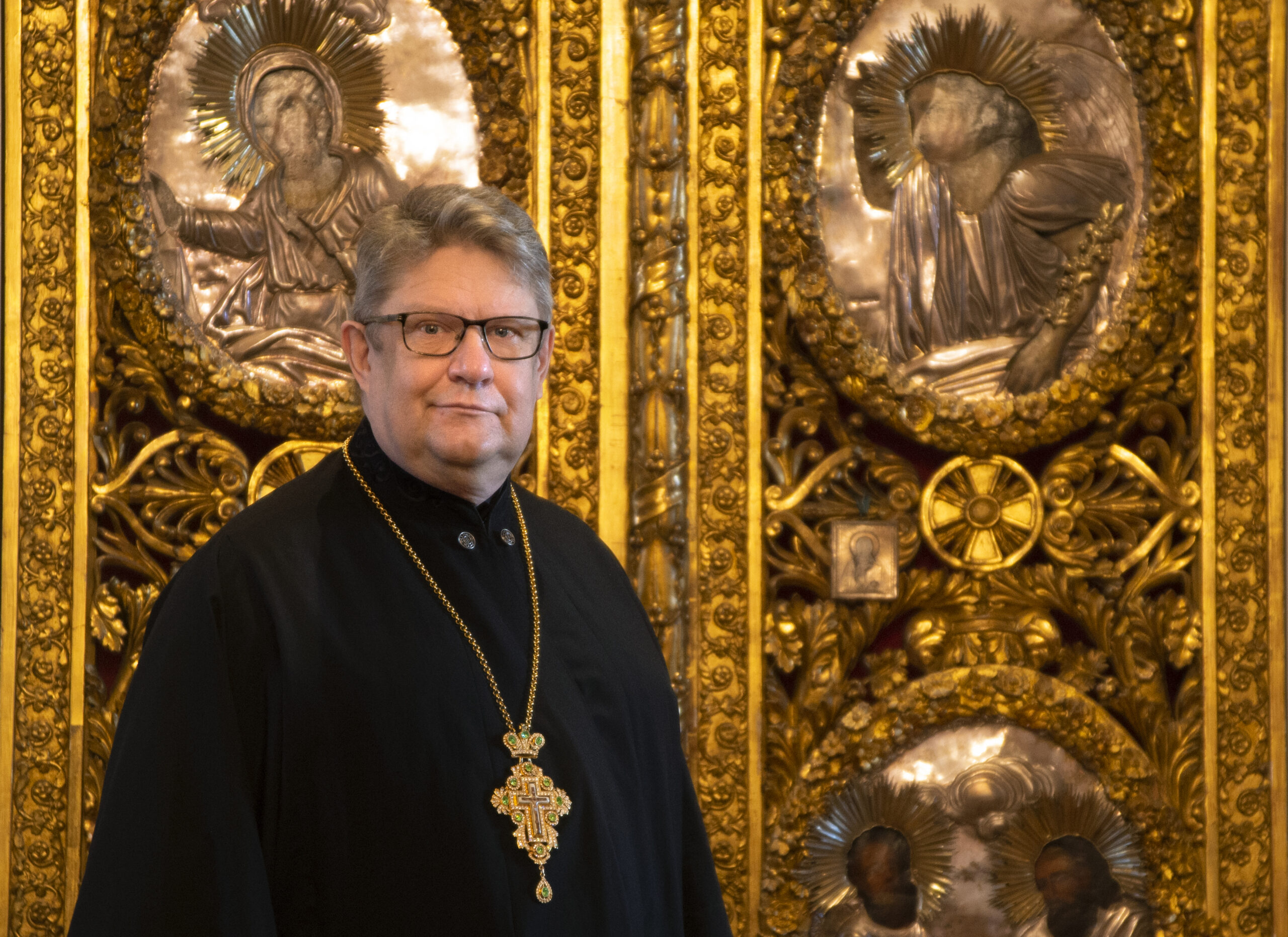 Isä Markku Salminen analogin äärellä.