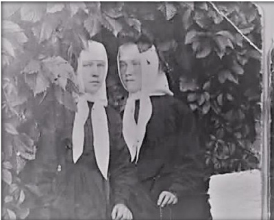 Huivipäiset Marfa ja Pelagia Porali Moskovassa