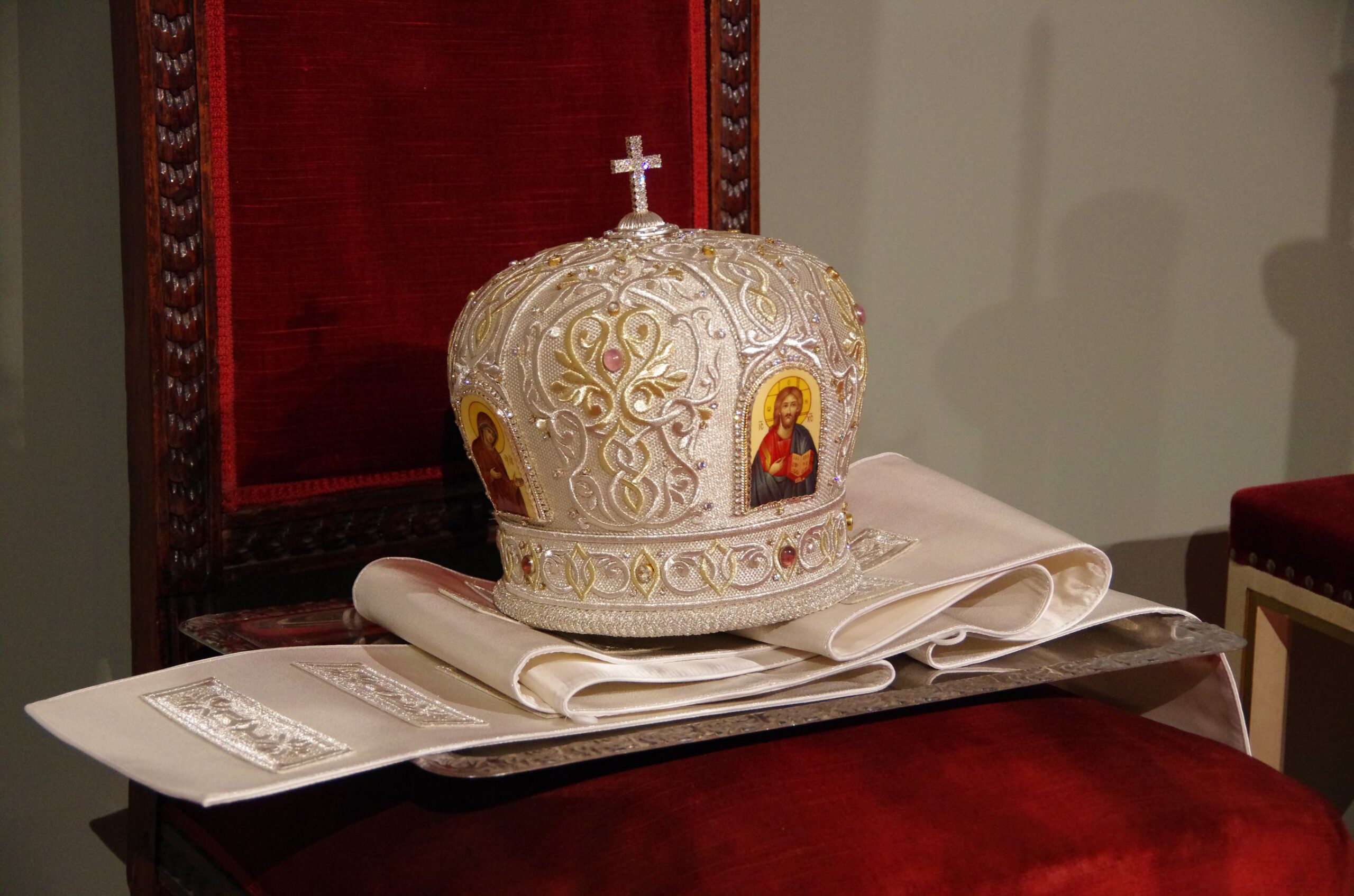 Haminan piispa Sergein valkoinen mitra pöydällä Uspenskin katedraalissa