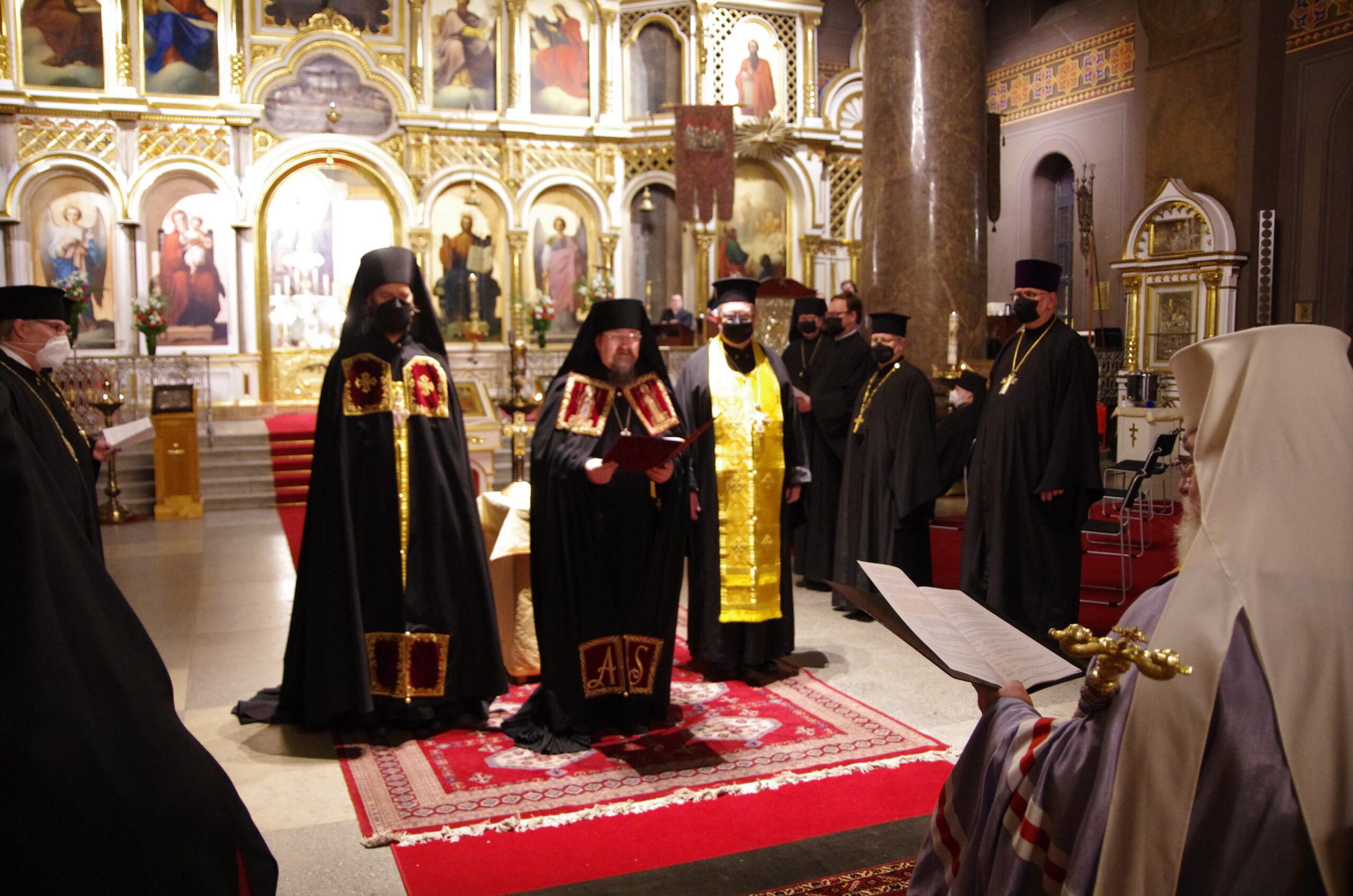 Arkkimandriitta Sergei pitää puhetta piispaksi nimeämistilaisuudessa Uspenskin katedraalissa