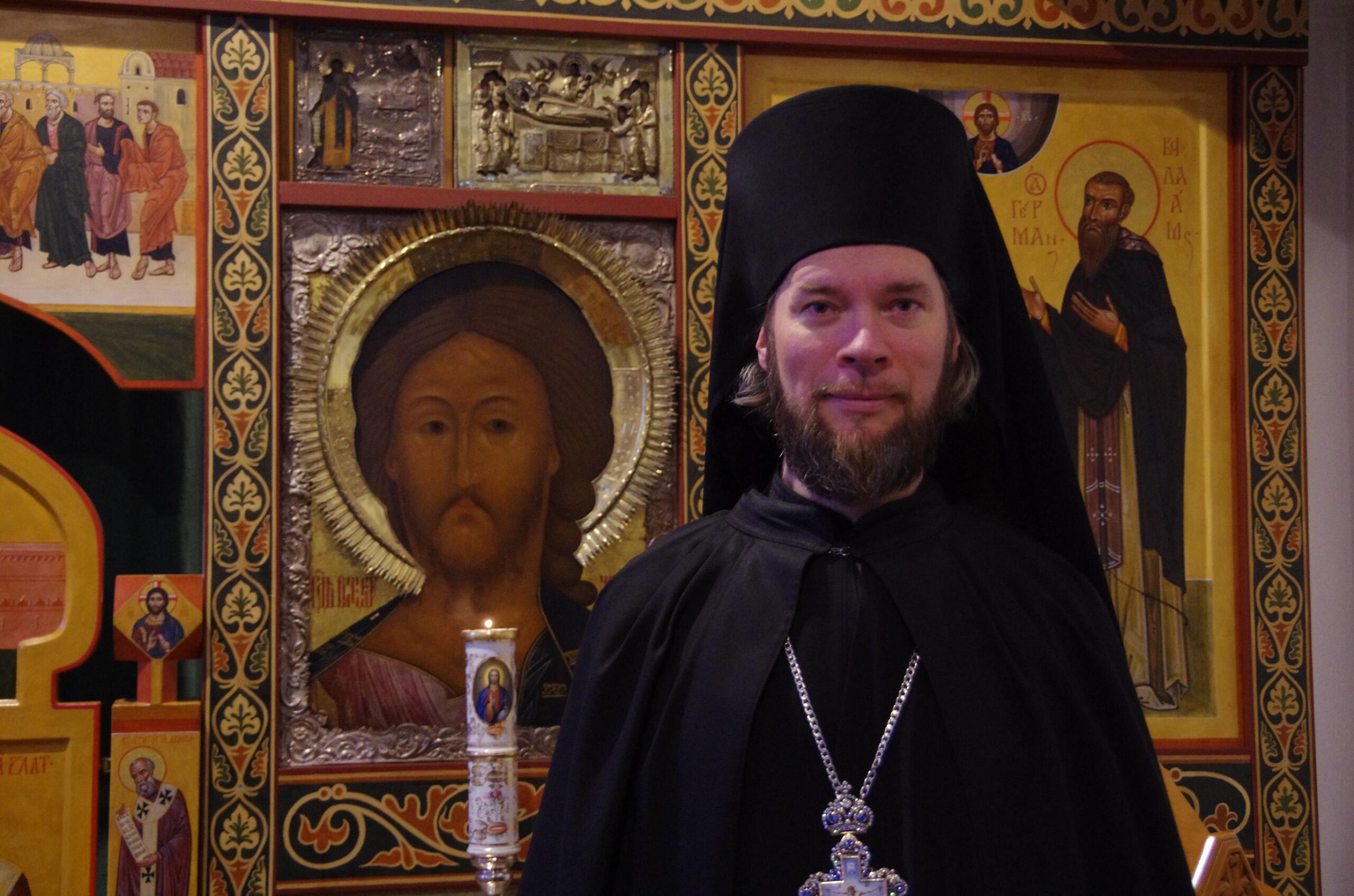 Arkkimandriitta Mikael seisoo Valamon luostarin kirkossa ikonostaasin edessä