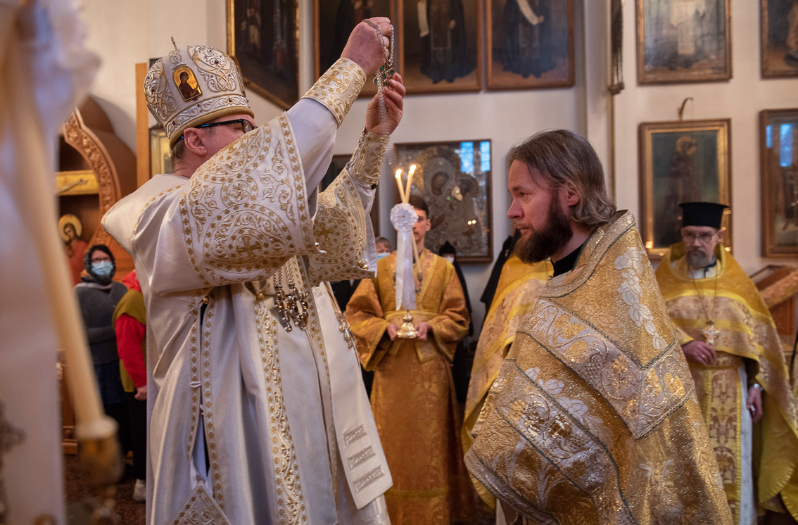Kuopion ja Karjalan metropoliitta Arseni asettaa igumenin smaragdiristin arkkimandriitta Mikaelin kaulaan igumeniksi asettamistilaisuudessa Valamon luostarissa