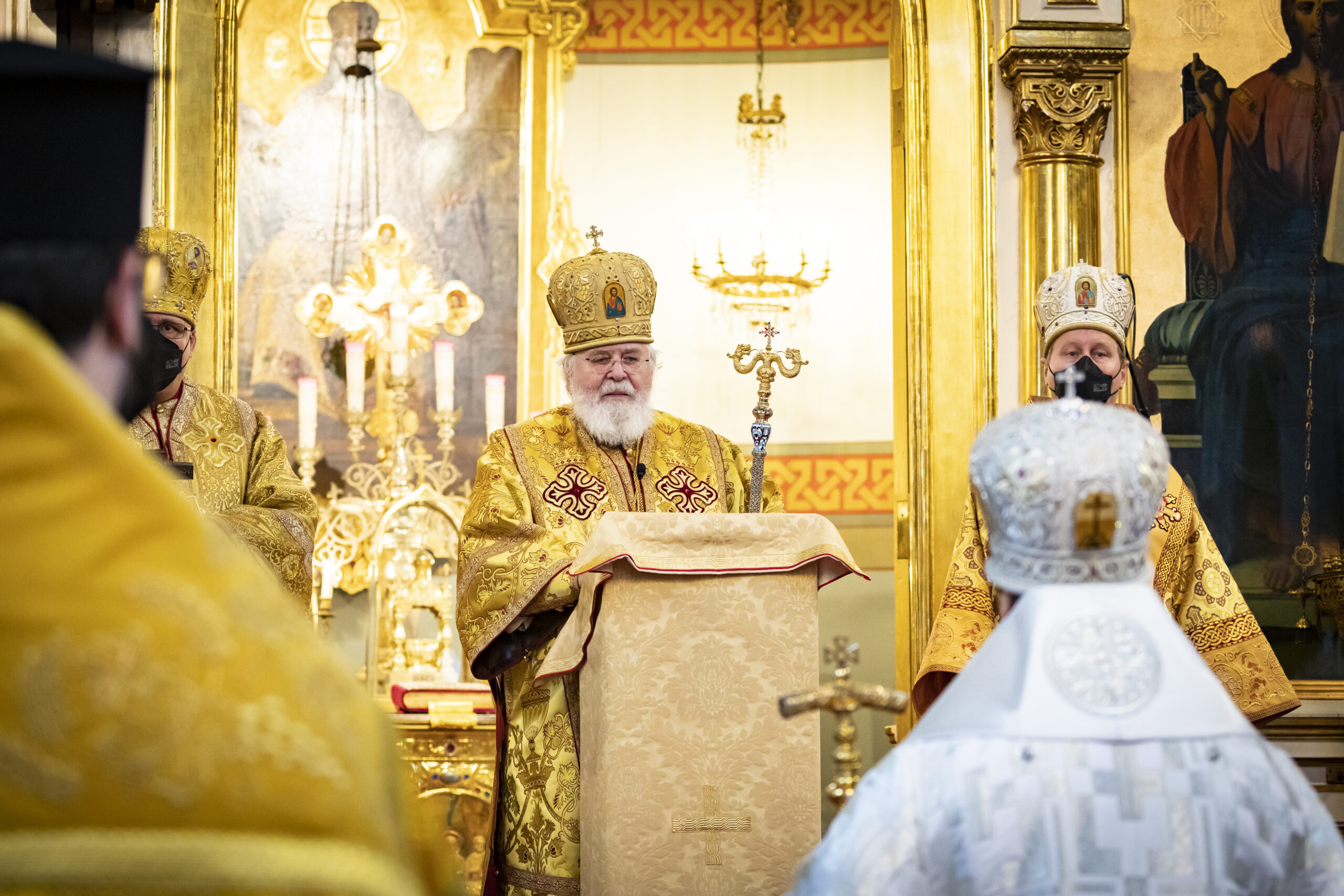 Hlesingi ja koko Suomen arkipiispa Leo pitää puhetta vastavihitylle piispa Sergeille Uspenskin katedraalissa