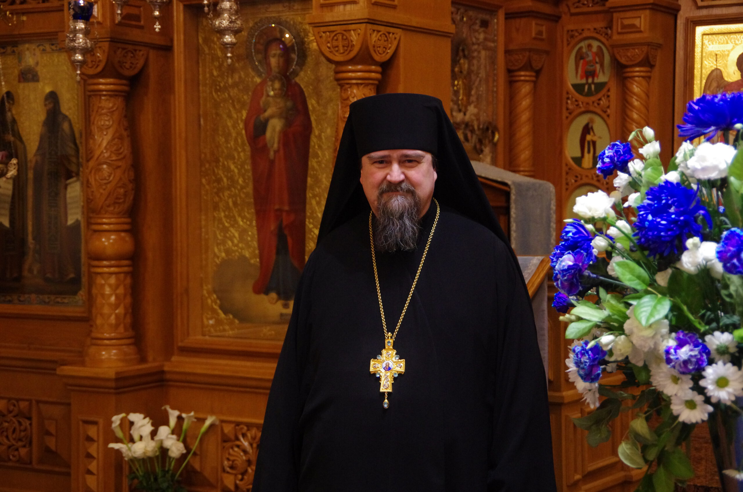 Arkkimandriitta ja Valamon luostarin johtaja Sergei Valamon luostarin ikonostaasin edessä