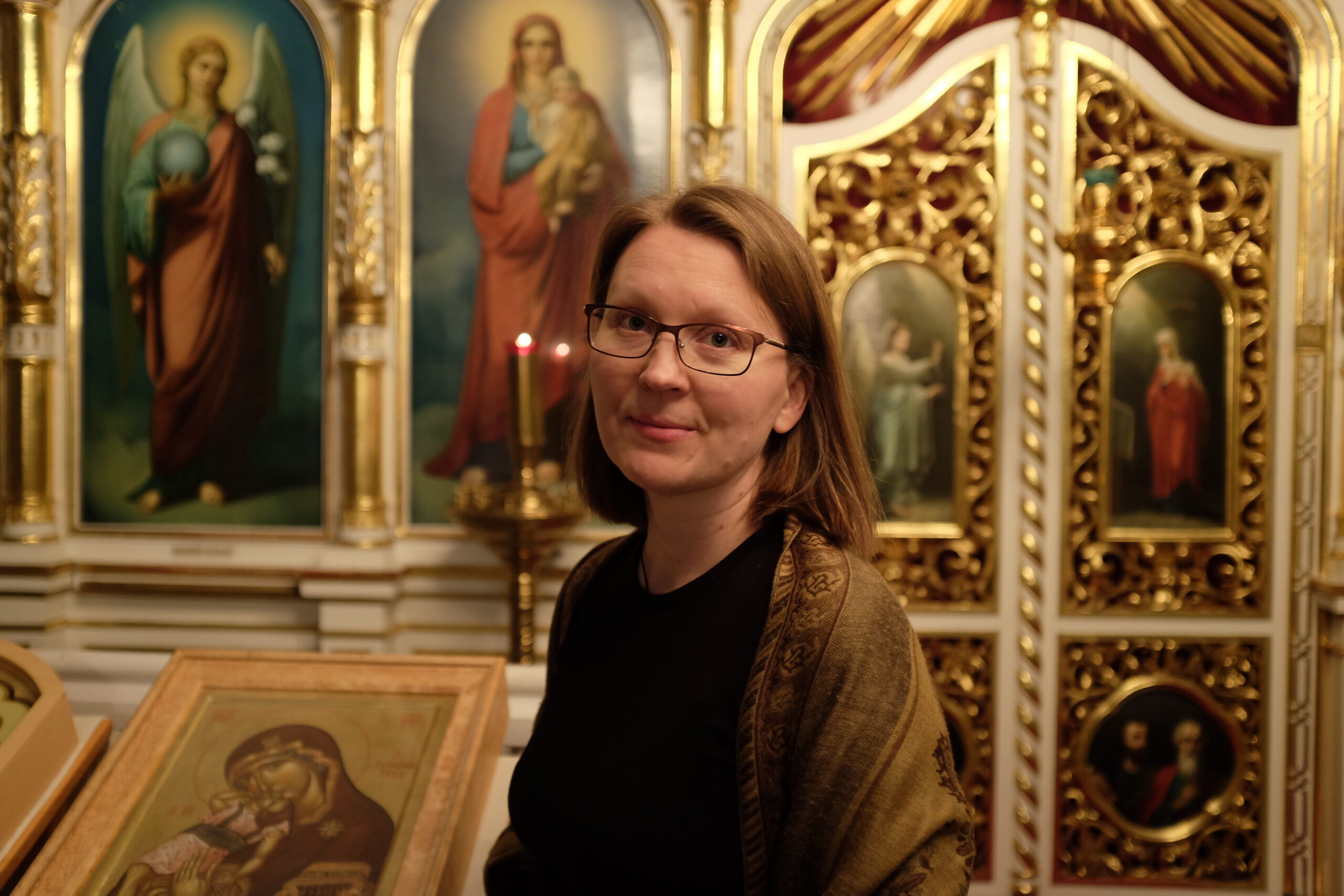 Maria Takala-Roszczenko seisoo ortodoksikirkossa ikonostaasin edessä
