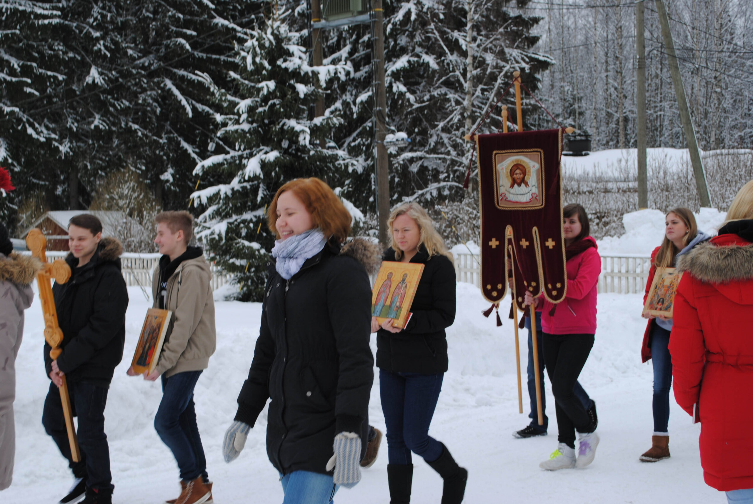 Ortodoksinuoret kulkevat talvisessa ristisaatossa vuoden 2013 kristinoppileirillä Kaunisniemessä