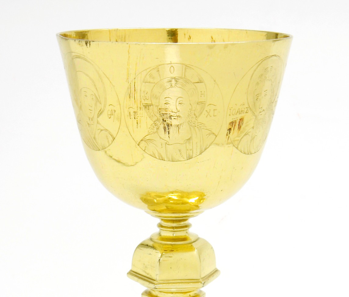 Kullanvärinen, kaiverruksin koristeltu ortodoksikirkon ehtoollismalja