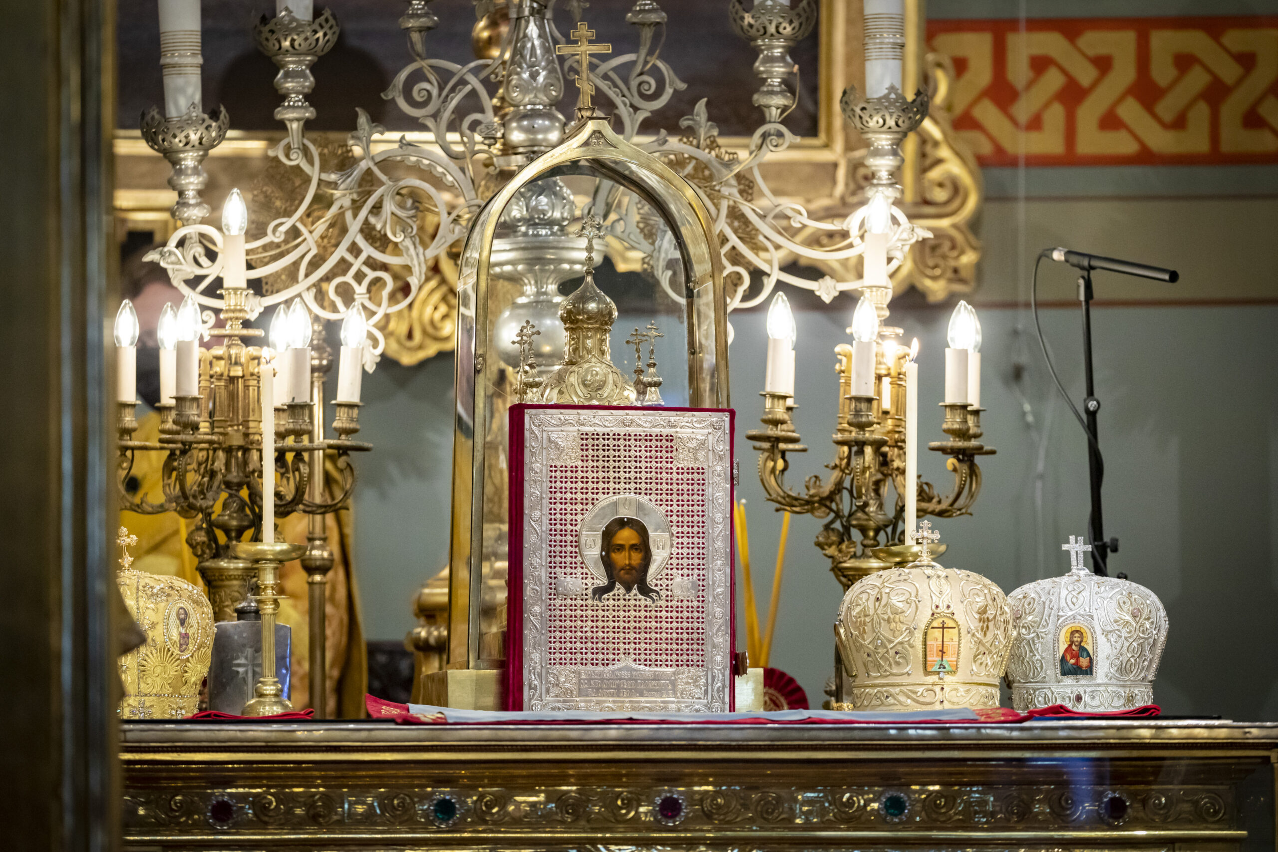 Evankeliumikirja ja piispojan mitsoja alttaripöydällä Uskenskin katedraalissa