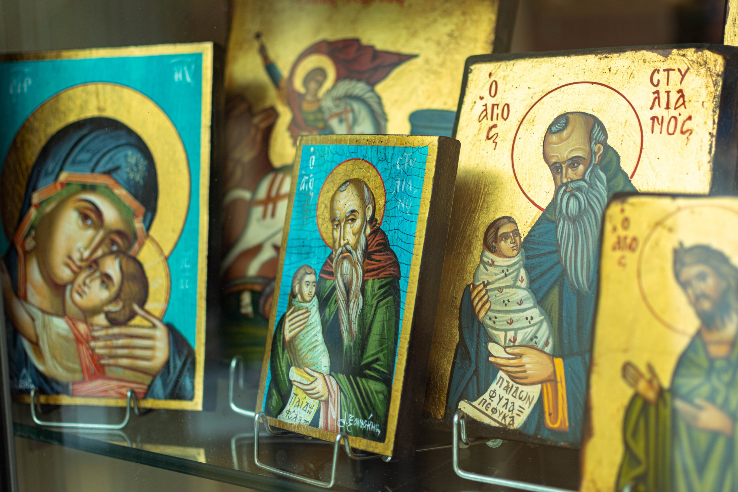 Jumalanäidin, pyhän Georgios Voittajan ja muiden ortodoksikirkon pyhien kullattuja ikoneja